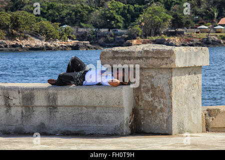 L'homme repose sur un pont de pierre à La Havane, Cuba Banque D'Images