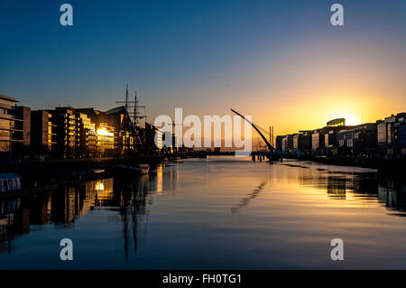 Dublin, Irlande. 23 Février, 2016. L'aube d'un matin clair crisp sur la rivière Liffey, dans la capitale. Crédit : Richard Wayman/Alamy Live News Banque D'Images