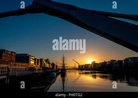 Dublin, Irlande. 23 Février, 2016. L'aube d'un matin clair crisp sur la rivière Liffey, dans la capitale. © Richard Wayman/Alamy Live News Banque D'Images