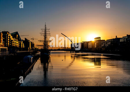 Dublin, Irlande. 23 Février, 2016. L'aube d'un matin clair crisp sur la rivière Liffey, dans la capitale. © Richard Wayman/Alamy Live News Banque D'Images