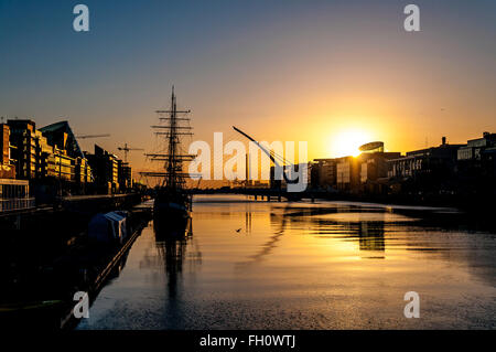 Dublin, Irlande. 23 Février, 2016. L'aube d'un matin clair crisp sur la rivière Liffey, dans la capitale. Crédit : Richard Wayman/Alamy Live News Banque D'Images