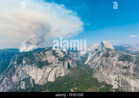 Vue du Glacier Point à la vallée de Yosemite, feu de forêt avec de la fumée, moitié gauche Dome, Yosemite National Park, California, USA Banque D'Images