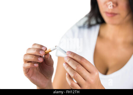 Happy woman breaking une cigarette en deux Banque D'Images