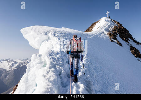 Alpiniste de l'ordre croissant, sur la crête du sommet Wildspitze, corniche de neige, vent, Sölden, Ötztal, Ötztaler Alpen, Tyrol, Autriche Banque D'Images