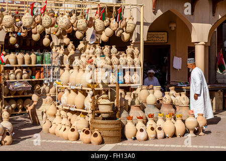 Pour la vente de poterie dans un magasin situé dans le Souk de Nizwa Nizwa, Ad Dakhiliyah, région, Oman Banque D'Images