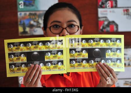 Jakarta, Indonésie. Feb 23, 2016. Un bureau de poste l'employé affiche deux séries de timbres spéciaux pour l'éclipse totale à Jakarta, capitale de l'Indonésie, le 23 février 2016. Après l'Indonésie sur l'émis officiellement mardi l'éclipse totale du cachet spécial. Une éclipse totale du soleil aura lieu le 9 mars 2016 et ne peut être vu à partir de parties de l'Indonésie. © Zulkarnain/Xinhua/Alamy Live News Banque D'Images