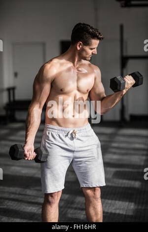 Homme sérieux musculaire faisant l'haltérophilie Banque D'Images