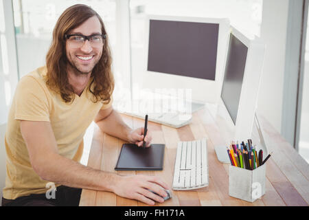 Portrait of happy hipster avec tablette graphique Banque D'Images