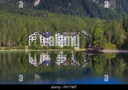 Pragser Wildsee in den Dolomiten - Lac Prags dans les Alpes italiennes Banque D'Images