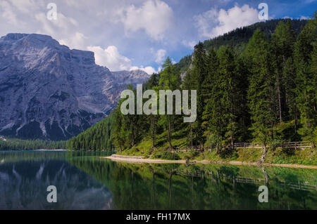 Pragser Wildsee in den Dolomiten - Lac Prags dans les Alpes italiennes Banque D'Images