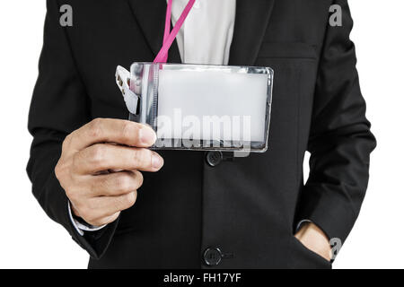 Employé en costume noir montrant une carte d'identité, isolé sur fond blanc Banque D'Images