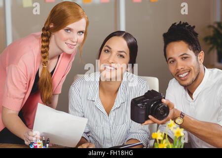 Les gens d'affaires avec caméra working in office Banque D'Images