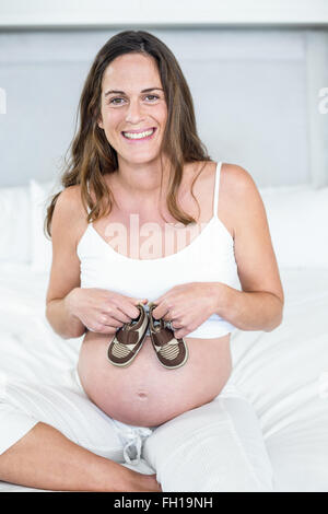 Portrait de femme heureuse avec des bottes sur le ventre Banque D'Images