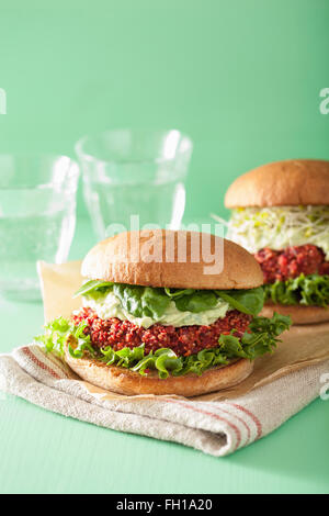 Veggie burger de quinoa et betteraves vinaigrette avec de l'avocat Banque D'Images