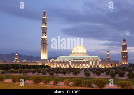 La Grande Mosquée Sultan Qaboos allumé au crépuscule. Muscat, Sultanat d'Oman, au Moyen-Orient Banque D'Images