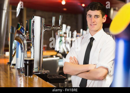 Portrait of smiling bartender mâle Banque D'Images