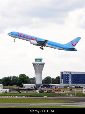 Thomson Airways Boeing 757 (200) G-OOBJ en série sur la nouvelle tour de contrôle à l'aéroport de Birmingham, Birmingham, Royaume-Uni Banque D'Images