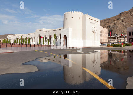 Bâtiment du gouvernement dans la vieille ville de Mascate. Sultanat d'Oman, au Moyen-Orient Banque D'Images