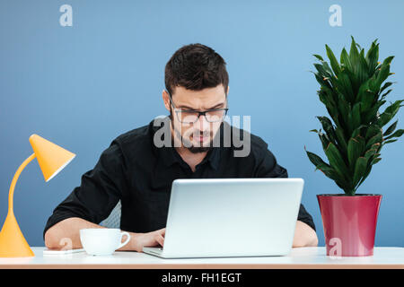 Businessman working on the laptop computer in office Banque D'Images