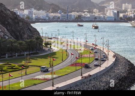 Corniche et de la vieille ville de Muttrah. Muscat, Sultanat d'Oman, au Moyen-Orient Banque D'Images