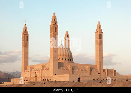 Grande mosquée de Nizwa au crépuscule. Sultanat d'Oman, au Moyen-Orient Banque D'Images