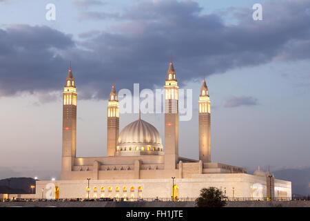 Grande mosquée de Nizwa est éclairée la nuit. Sultanat d'Oman, au Moyen-Orient Banque D'Images