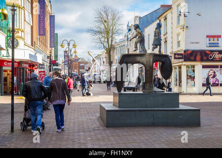 Des statues en Abington st, Northampton Town Center U.K. Banque D'Images