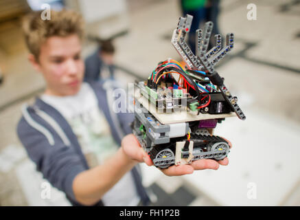 Hanovre, Allemagne. Feb 23, 2016. 13-year-old élève Luis de la Hanover École Goethe présente un self-made-robot à la RoboCup German Open 2016 à l'Université Leibniz de Hanovre, Allemagne, 23 février 2016. Le self-made-robots des élèves feront leur chemin à travers un cours et effectuer des tâches pendant le robot de la concurrence. Photo : JULIAN STRATENSCHULTE/dpa/Alamy Live News Banque D'Images