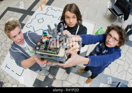 Hanovre, Allemagne. Feb 23, 2016. Les élèves Luis (L-R, 13), Felix (13) et Adrian (14) de l'École de Goethe présentent leurs robots self-made à la RoboCup German Open 2016 à l'Université Leibniz de Hanovre, Allemagne, 23 février 2016. Le self-made-robots des élèves feront leur chemin à travers un cours et effectuer des tâches pendant le robot de la concurrence. Photo : JULIAN STRATENSCHULTE/dpa/Alamy Live News Banque D'Images