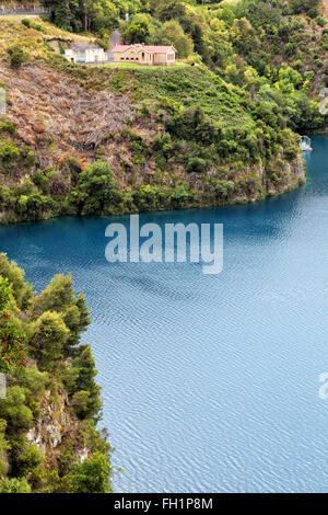 La station de pompage historique au Blue Lake, un lac de cratère dans un maar volcanique à Mount Gambier, Australie du Sud, Austral Banque D'Images