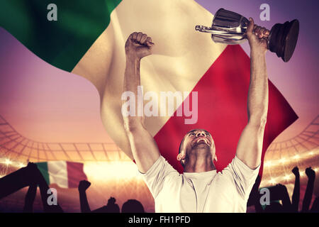 Libre de rugby player holding trophy Banque D'Images