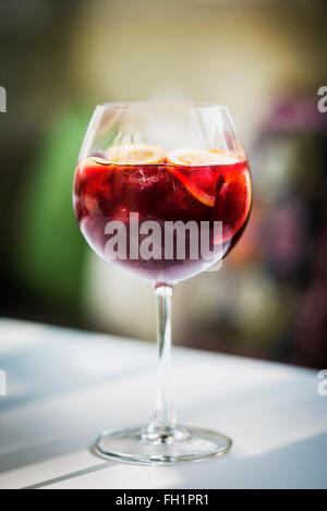 Vin rouge sangria boisson espagnole à l'extérieur de verre Banque D'Images