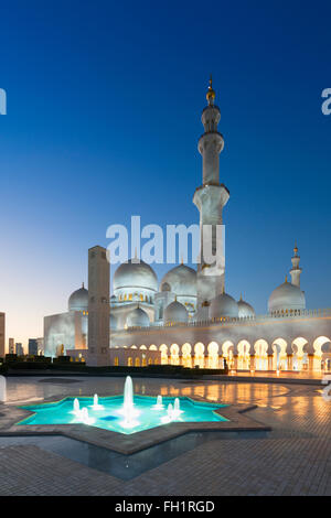 Vue de la nuit de la Grande Mosquée Sheikh Zayed à Abu Dhabi Emirats Arabes Unis Banque D'Images
