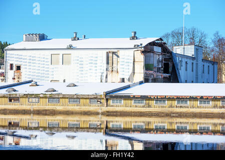 Les bâtiments industriels abandonnés près de la rivière dans Morrumsan Fridafors, Suède. Les bâtiments tombent en ruine à l'abandon d'un Banque D'Images