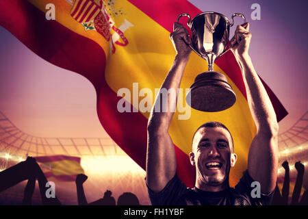 Image composite de portrait de joueur de rugby avec succès holding trophy Banque D'Images