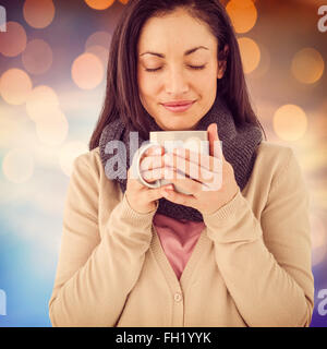 Portrait of woman smelling boisson chaude Banque D'Images