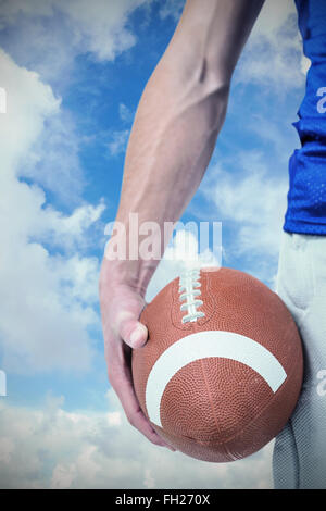 Image composite du milieu des sports player holding ball Banque D'Images