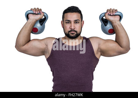 Homme sérieux musculaire kettlebells de levage Banque D'Images