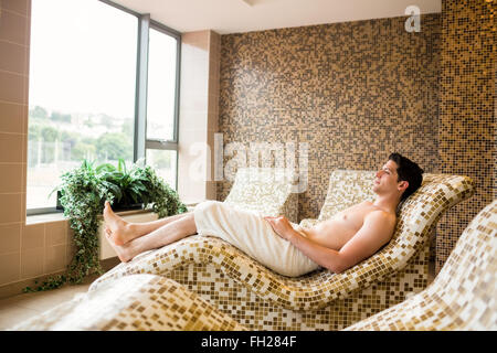 Handsome man relaxing in suite thermale Banque D'Images