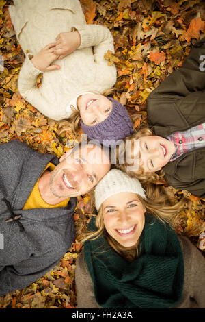 Souriante jeune famille faisant une tête rond Banque D'Images