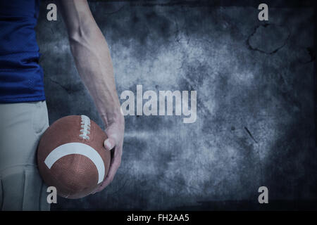 Image composite du milieu des sports player holding ball Banque D'Images