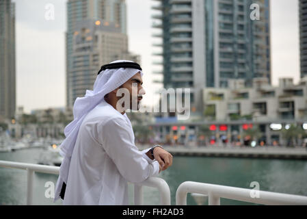 Les jeunes Emirati businessman standing par le canal Banque D'Images