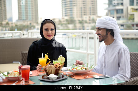 Jeune couple emiratis coin Banque D'Images