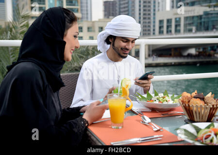 Jeune couple emiratis coin Banque D'Images