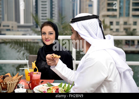 Jeune couple emiratis salle dans un restaurant. Banque D'Images