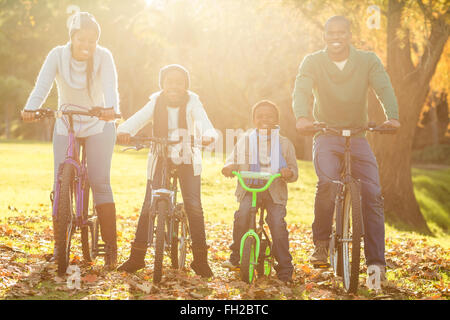 Young smiling family faire une randonnée à vélo Banque D'Images