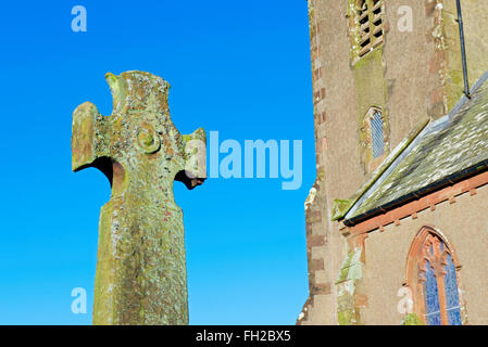 9e siècle croix dans le cimetière de l'église St Paul, Irton vert, West Cumbria, Angleterre Royaume-uni Banque D'Images