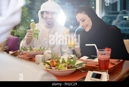 Les jeunes amis emiratis un restaurant Banque D'Images