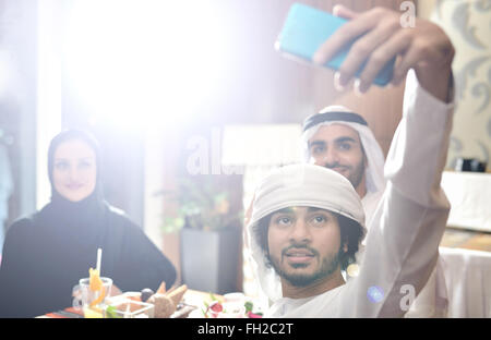 Les jeunes amis emiratis un restaurant Banque D'Images