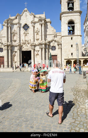 La Havane, Cuba - 7 janvier 2016 - Les gens de marcher et prendre des photos en face de la cathédrale San Cristobal sur la Plaza de la Catedral i Banque D'Images